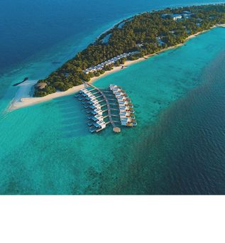 Luftaufnahme der Insel Dhigali mit mehreren über Wasser gebauten Bungalows des Hotels Dhigali Maldives, umgeben von türkisfarbenem Meer und dicht bewaldeter Inselmitte.