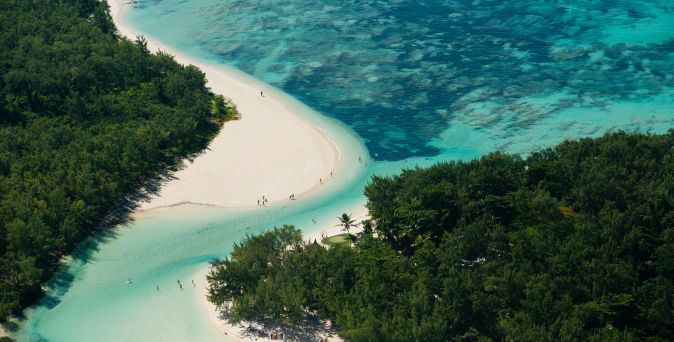 Klares türkisfarbenes Wasser an einem Strand auf Mallorca 