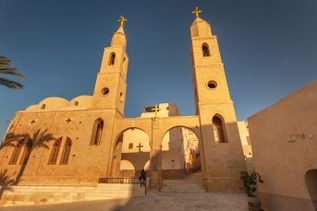 Kloster des Heiligen Antonius in Ägypten mit zwei hohen Türmen und Kreuzsymbolen bei klarem Himmel