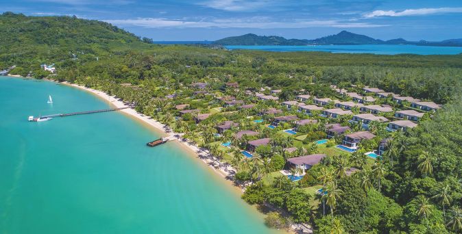 Luftaufnahme der tropischen Resortanlage des Barcelò Coconut Island an einer türkisfarbenen Bucht mit langen Sandstränden, dichtem Palmengrün, privaten Villen mit Pools sowie bewaldeten Hügeln