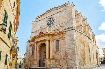 Die Kathedrale Santa Maria in Ciutadella auf Menorca ist ein gotisches Bauwerk mit imposanter Fassade und Rosettenfenster