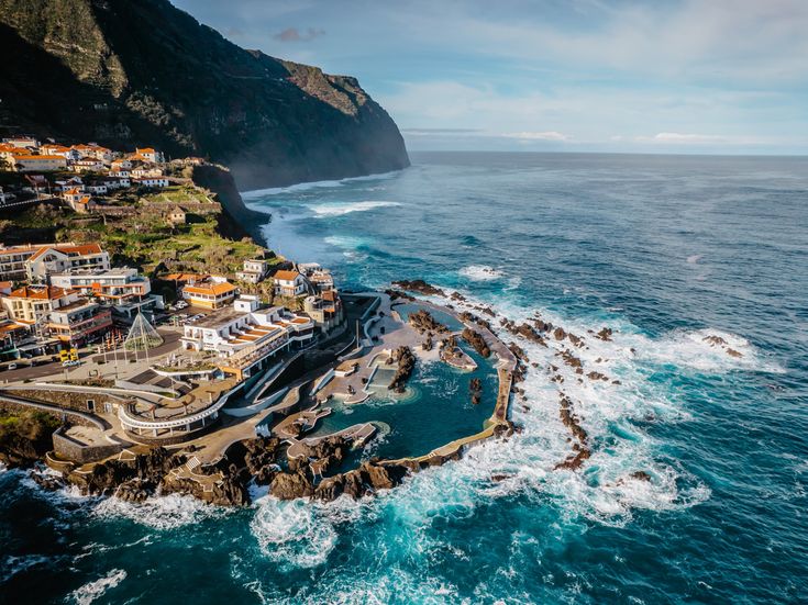 Luftaufnahme der Naturschwimmbecken von Porto Moniz auf Madeira mit Lavagestein, Meerwasserpools und Atlantikküste