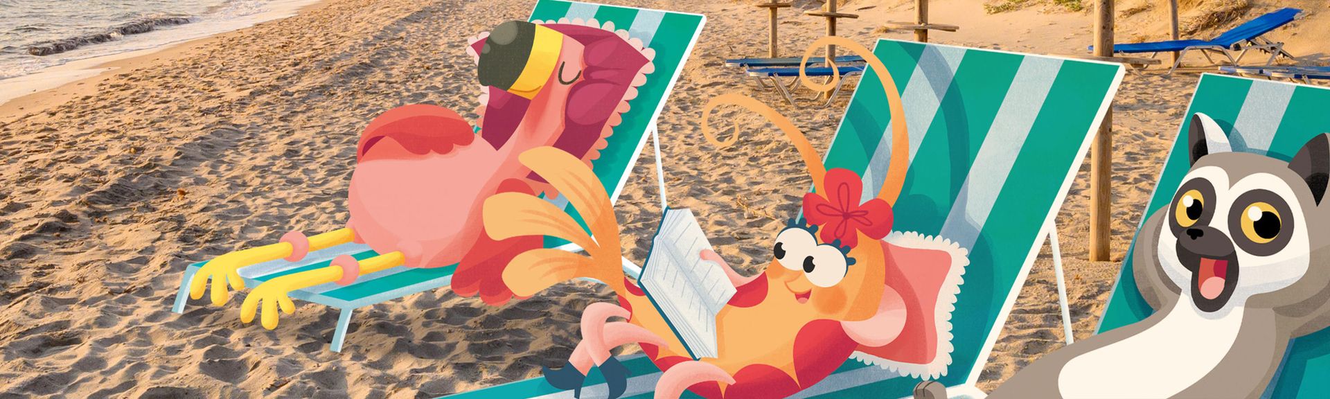 Poolanlage mit Liegen und Palmen vor dem Meer an einem sonnigen Tag