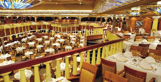 Das Michelangelo 1956 Restaurant der Costa Fortuna mit mehrstöckigem Speisesaal, elegant gedeckten Tischen und kunstvoll beleuchtetem Deckendesign