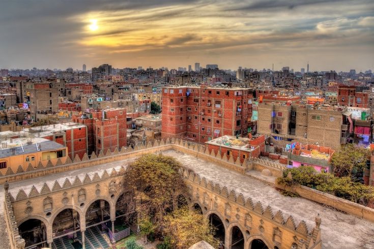 Panorama von Kairo in Ägypten mit Wohnhäusern, Minaretten und untergehender Sonne