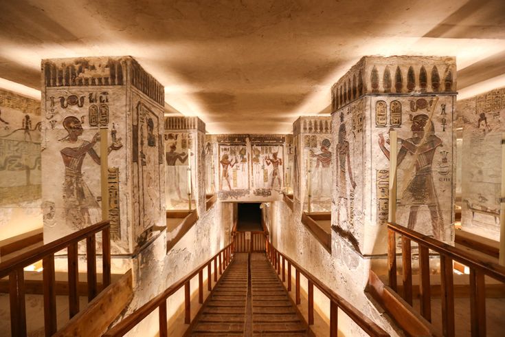 Grab im Tal-der-Könige in Ägypten mit gut erhaltenen Wandmalereien und Reliefs