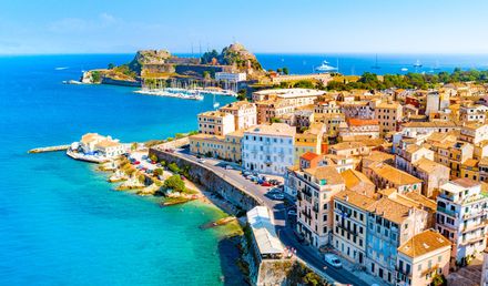 Luftaufnahme von Korfu-Stadt mit historischen Gebäuden, der venezianischen Festung, kleinen Yachthäfen und dem klaren blauen Meer entlang der felsigen Küstenlinie