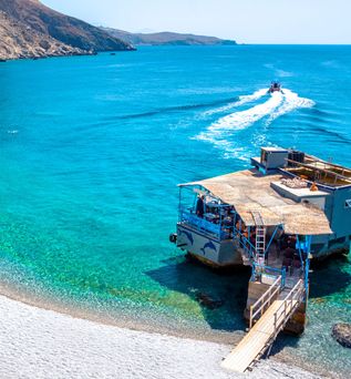 Strandabschnitt Glyka Nera auf Kreta mit Bergen im Hintergrund