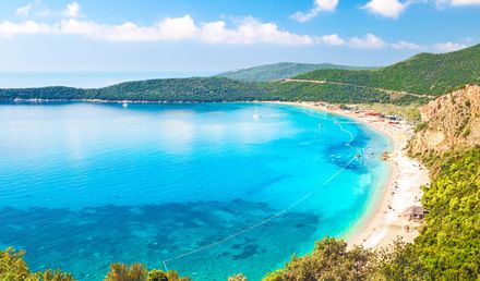Panoramablick auf den Plaža Jaz in Montenegro mit türkisblauer Adria, langem Küstenstrand und grünen Hügeln entlang der Bucht