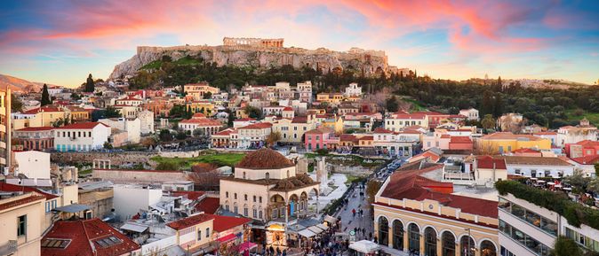 Blick auf die Akropolis von Athen mit dem Parthenon-Tempel bei Sonnenuntergang über der Stadt