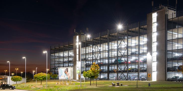 Beleuchtetes Parkhaus am Flughafen Saarbrücken bei Nacht