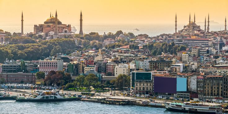 Panoramablick auf Istanbul mit Hagia Sophia und Blauer Moschee bei Sonnenuntergang am Bosporus, Türkei