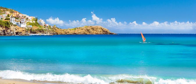 Schöner Strandabschnitt wo Sandstrand und Meer zu sehen ist vom Rethymnon Strand auf Kreta