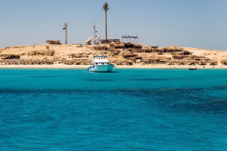 Mahmya-Insel in Ägypten mit Boot, türkisfarbenem Wasser und Sandstrand