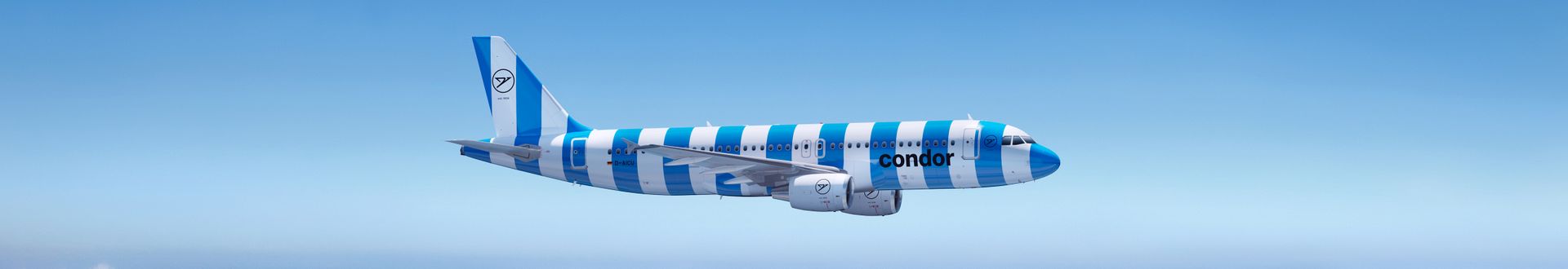 Condor Airbus A320 im blau‑weiß gestreiften ‚Sea‘-Design im Flug vor klarem Himmel