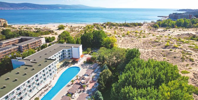 Luftaufnahme des Hotels Zefir Beach an der bulgarischen Schwarzmeerküste mit großem Außenpool, angrenzenden Sanddünen, Strand und Blick auf das Meer