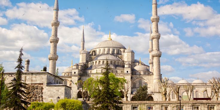 Süleymaniye-Moschee in Istanbul mit großer Kuppel und mehreren Minaretten vor leicht bewölktem Himmel