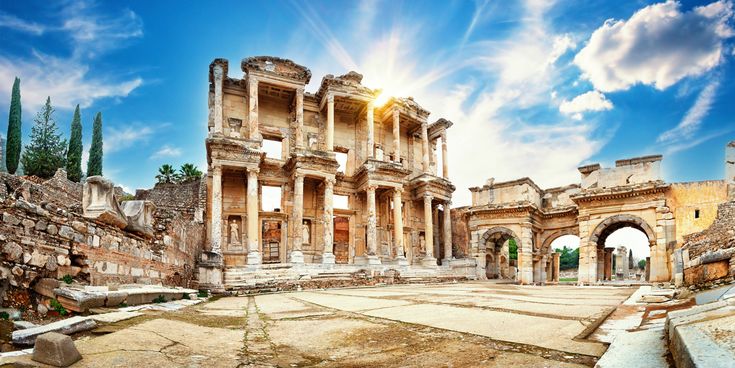 Antike Ruinen von Ephesos in der Türkei mit der Celsus-Bibliothek und Säulen unter blauem Himmel