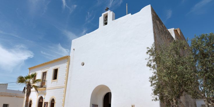 Weiße Fassade der Kirche Sant Francesc Xavier auf Formentera vor blauem Himmel