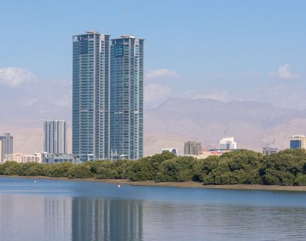 Blick auf die Skyline von Ras al Khaimah mit zwei hohen Wolkenkratzern