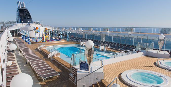 Außenpooldeck der MSC Opera mit Sonnenliegen, Pools, Whirlpools und dem kindgerechten Doremì Spray Park