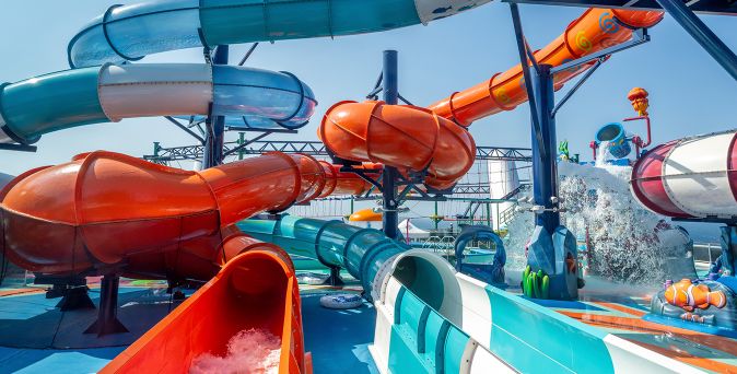 Bunter Outdoor-Wasserpark auf der MSC Euribia mit mehreren großen Wasserrutschen und Spielbereichen unter freiem Himmel