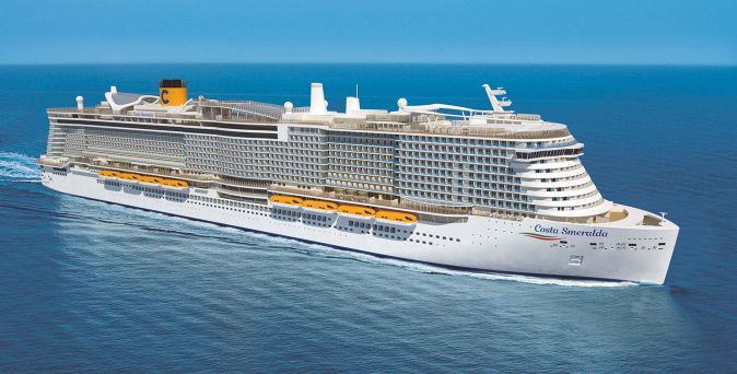 Die Costa Smeralda fährt über das Meer, ein modernes Kreuzfahrtschiff mit weitläufigen Glasfronten, Balkonkabinen und gelbem Costa-Schornstein