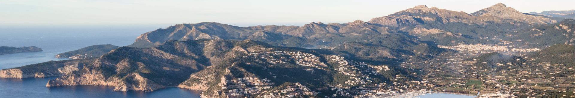 Luftaufnahme der Küste bei Andratx auf Mallorca mit steilen Klippen, blauem Meer und Häusern auf den Felsen