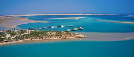Luftaufnahme von Soma Bay mit türkisfarbenem Meer, Sandstränden und einer Hafenanlage mit Booten