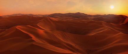 Weite Sanddünenlandschaft in der Sahara-Wüste bei Sonnenuntergang in Ägypten