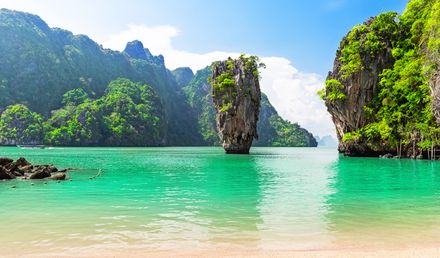 Phang Nga Bucht bei Phuket in Thailand mit markantem Kalksteinfelsen im smaragdgrünen Wasser, umgeben von tropischer Karstlandschaft