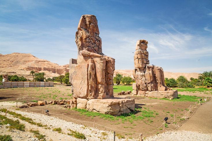 Memnonkolosse bei Luxor in Ägypten, monumentale Pharaonenstatuen im Theben-West Nekropolengebiet