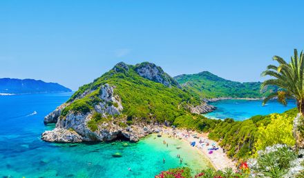 Porto Timoni Bucht auf Korfu in Griechenland mit türkisblauem Meer, doppeltem Sandstrand und grüner Felsenlandschaft