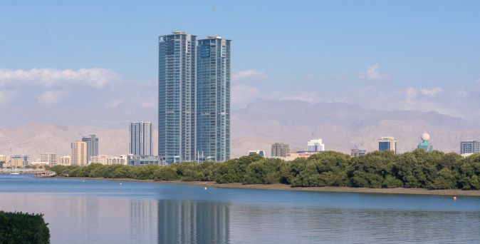 Blick auf die Skyline von Ras al Khaimah mit zwei hohen Wolkenkratzern