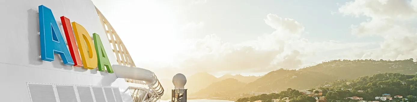 AIDA-Schiff mit buntem AIDA-Logo am Bug