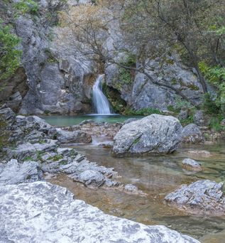 Wasserfall mit Fluss in Griechenland in einer Schlucht