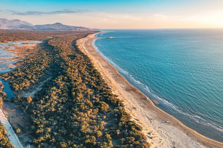 Langer, naturbelassener Sandstrand am Patara Beach in der Türkei, eingerahmt von Dünen und weitläufiger Küstenlandschaft