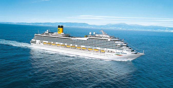 Das Kreuzfahrtschiff Costa Fortuna auf offener See, mit großen Außendecks, zahlreichen Kabinen und klarem Blick auf das Küstenpanorama