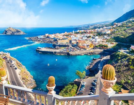 Blick auf die Küstenstadt Garachico auf Teneriffa mit Hafen, Meer und umliegenden Bergen