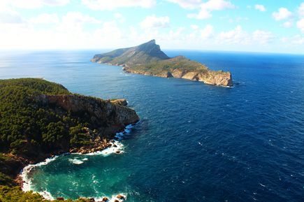 Luftaufnahme der Insel Sa Dragonera vor der Küste Mallorcas, umgeben vom tiefblauen Mittelmeer