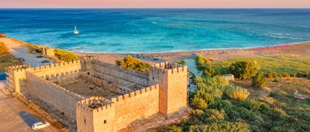 Am Strand von Frangokastello auf Kreta mit Festung im Vordergrund
