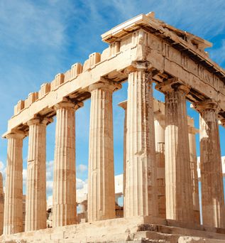 Antiker griechischer Tempel mit dorischen Säulen unter blauem Himmel auf Rhodos