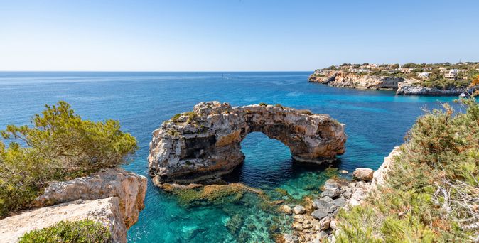 Klares türkisfarbenes Wasser an einem Strand auf Mallorca 