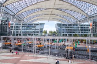 Eventfläche der Ninja Days am Flughafen München im MAC Forum mit Parcours, Kletterelementen und Besucherinnen und Besuchern unter der großen Glasdachkonstruktion zwischen Terminalgebäuden