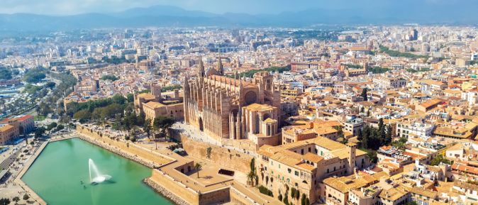 Luftaufnahme von Palma de Mallorca mit der Kathedrale La Seu, der Altstadt und dem Stadtpanorama