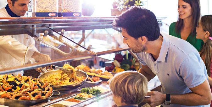 Buffetszene auf der Costa Diadema mit frischer Pasta, Meeresfrüchten, Gemüse und verschiedenen Beilagen in einem lebhaften Selbstbedienungsbereich