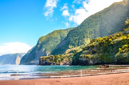 Strand Praia do Porto do Seixal auf Madeira mit Sand, türkisblauem Wasser und steilen, dicht bewachsenen Klippen