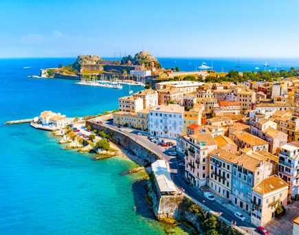 Luftaufnahme von Korfu-Stadt mit historischen Gebäuden, der venezianischen Festung, kleinen Yachthäfen und dem klaren blauen Meer entlang der felsigen Küstenlinie