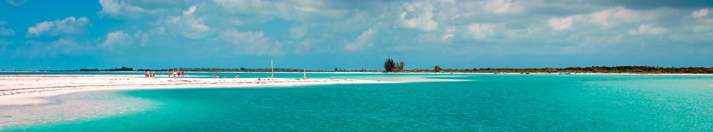 Weite Küstenlandschaft in Kuba mit flachem Wasser und Sandstrand