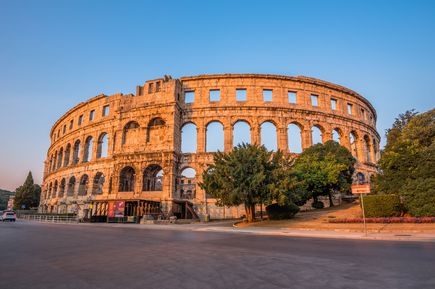 Historisches römisches Amphitheater in Pula, Kroatien, bei warmem Sonnenlicht